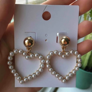  - Frakten är inräknad i priset (22 kr)! Skitfina örhängen från monki. Endast testade, aldrig använda. Säls då jag inte använder dem. Perfekta inför våren 😍