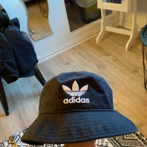 Adidas - Fin fiskehatt som knappt är använd, passar till alla🥰