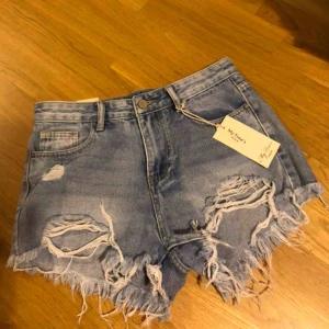  - Ett par jättesnygga shorts som är helt oanvända. Säljes pga att de är för små på mig. Shortsen är i storlek M. Nypris 399kr men jag säljer för 190kr. Köparen står för frakt <3