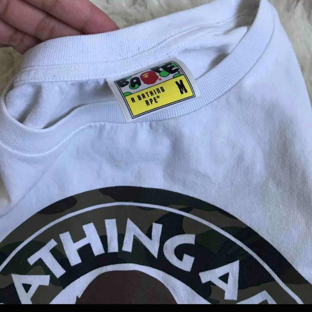 Bape busy works tee i storlek M. Äkta köpt i Japan, officiell Bape butik Cond 8/10 Pris kan diskuteras och tar emot trades Dustbag följer med. T-shirts.