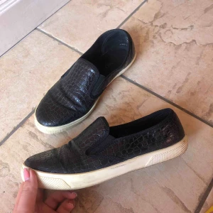 - Jättesköna sneakers i slip on-modell med ormskinnsmönster. Skitsnygga men får ingen användning av dem! Frakt tillkommer