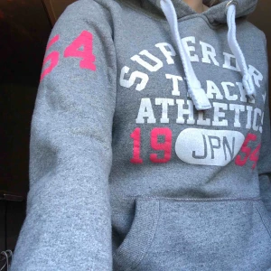 Superdry hoddie  - Hoodie från superdry! Sitter tajt om kroppen men ändå rätt så stretchig. (Kunden betalar frakt)🥰🥰