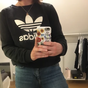 Adidas sweatshirt - Fin svart adidaströja. Storlek S men funkar även för XS/M beroende på hur man vill att den ska sitta. Fint skick, sparsamt använd. Nypris 500 kr. Köparen står för frakt 📦