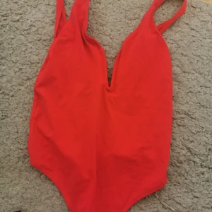 Röd body  - Från bikbok. Storlek s. 