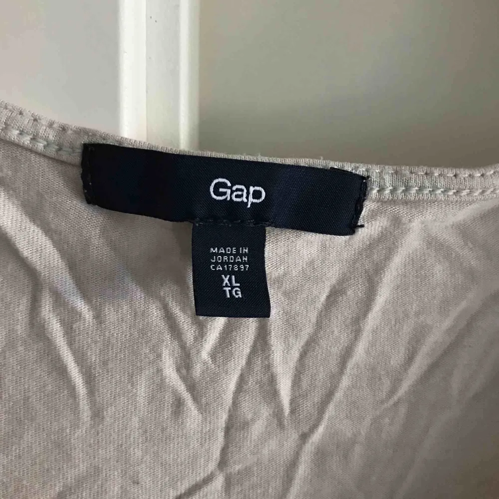 Mjuk grå tröja med veckningsurringning, asymmetrisk, fr Gap köpt i Kanada. Skrynklig pga legat vikt. Tröjor & Koftor.