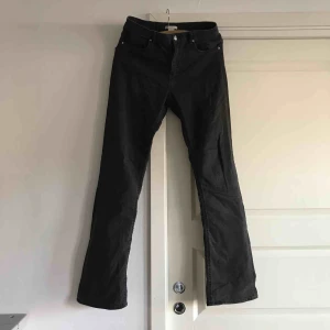  - Stretchiga svarta sköna bootcutjeans, sitter som en smäck 