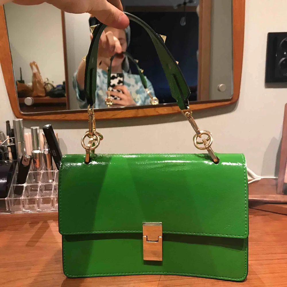 Grön handväska från Ginatricot med detaljer i guld💚. Väskor.