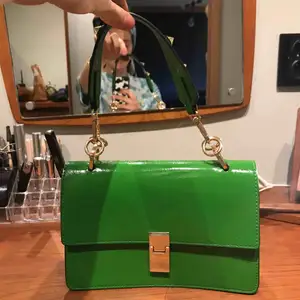 Grön handväska från Ginatricot med detaljer i guld💚
