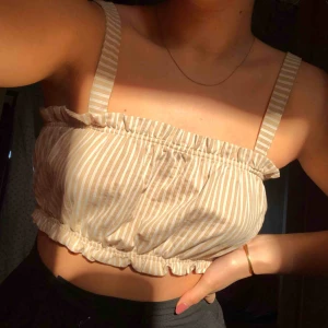  - sååå söt top från Gina, passar perfekt till sommaren, (Tror inte den finns kvar). 🤨 använt endast en gång då jag köpte den när de inte var särskilt varmt ute. Skriv för fler bilder vid intresse 💚