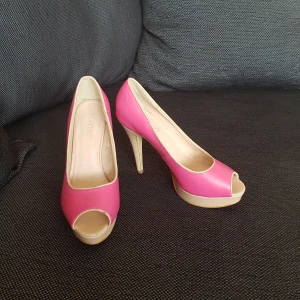 Platino stl 39 - 10cm klack, men då sulan är 3 cm så blir det en gånghöjd på 7cm vilket för dem otroligt bekväma. Näst intill oanvända.