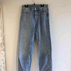 Ett par blåa jeans från junkyard i fint skick, har använt dom en gång, säljer dom pga storleken, dom är stora i storleken så skulle säga att dom är i storlek S och inte XS💖 köparen får betala frakt💖