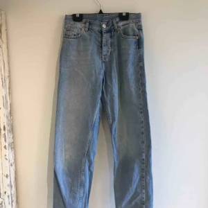  - Ett par blåa jeans från junkyard i fint skick, har använt dom en gång, säljer dom pga storleken, dom är stora i storleken så skulle säga att dom är i storlek S och inte XS💖 köparen får betala frakt💖