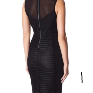 Perfect little black dress - Little Black FRENCH Connection dress! 🎩  Denna underbara lilla svarta köpte jag för några år sedan (+1 röd i samma modell) ... som plåster på såret efter en separation! 💃  Men... kroppen jag hade då finns inte idag! Hann inte bära klänningarna och känns dumt att bara hålla dom i garderoben. Någon annan härlig dam bör njuta av denna kropps smickrande klänning! På riktigt: sitter som ett smäck och boostar även den deppigaste donnan! 💁‍♀️  Som sagt... helt ny, aldrig använd den, härlig passform, passar till allt, storlek S. #dress #love #blackdress. Pris 650kr (nypris: 1250kr) 