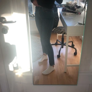 Levis st 24 - Säljer ett par blåa Levis jeans model Wedgie skinny säljer på grund av att dom inte kommer till andvändnig.