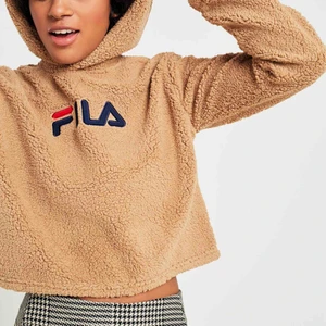Fila  - Sjukt mysig fila tröja i nyskick från urban outfitters! Möts upp i Stockholm och postar❤️