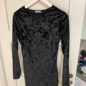  - Velvet klänning från Nelly, använd 2 gånger Max Frakt tillkommer