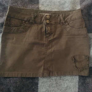 Kjol - Kort kjol i militärgrön. Längd på modell 162 cm. Midjemåttet är 39cm och längd 32-35cm. Den är längre på sidorna med hänsyn till en rund höft. Frakt tillkommer, vid köp av fler varor blir delfrakten lägre. 