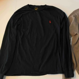  - långärmad t-shirt från Polo Ralph Lauren i strl L. Plagget är i mycket bra skick!
