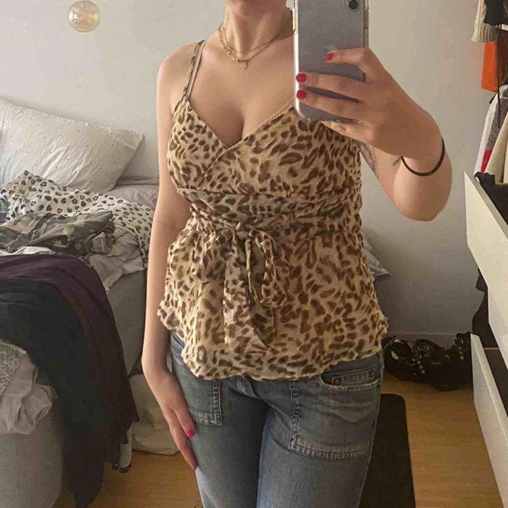 cheetah print tank that i bought here on plick but that unfortunately doesn’t fit me that well (it would probably fit better on someone with smaller boobs). shipping is another 49kr . Toppar.