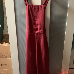 H&M - Vinröd hängselbyxor i storlek s aldrig använda. Längden är straxt under knät. Eventuell frakt tillkommer 