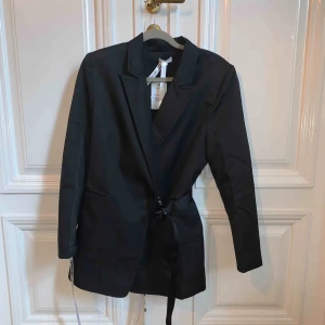 Blazerdress från Misstress Rocks, lappar kvar! - Svart blazerklänning från Misstress Rocks. Aldrig använd då den är för liten:(   Ord. Pris: 1050kr + frakt och tull (ca 700)