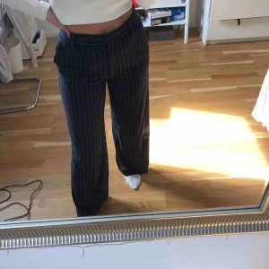  - Marinblåa randiga byxor från H&M med raka ben i fint skick. Bra längd på någon som är 168cm eller kortare. Köparen står för frakt!