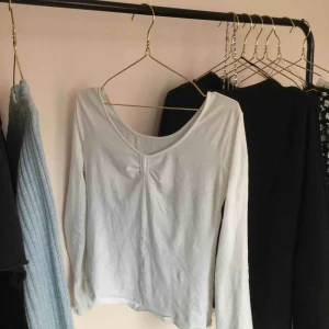  - Somrig tröga ☀️ på ena sidan rosett, o andra är vanlig, gåt att ha båda hållen fram! Tunn o luftig! 