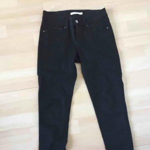 - Priset inklusive frakt! Svarta skinny jeans från Levis. Modell 711. Aldrig använda. 