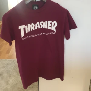 T-shirt, Thrasher - Färg: vinröd