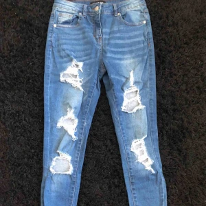 - Slitna jeans från jfr, använd cirka 2 gånger då dom varit för stora för mig och även för korta då jag är 168. Väldigt fint skick. Står ej för frakt