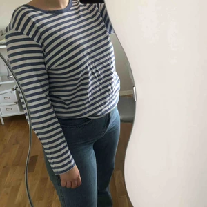  - Randig blå vitt tunn tröja 