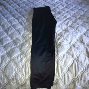  - Träningsbyxor💕 Svarta väldigt basic träningsbyxor som är väldigt högmidjade Knappt använda då jag inte passade i dem Skriv för mer info🥰