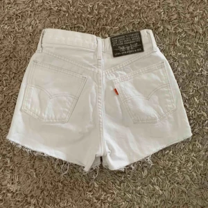 Vita Levis Shorts 🥰 - Nästan helt nya Levis shorts säljs. Köptes för 599kr och säljer för 350. Kan gå ner i pris vid en snabb affär. 🥰🥰