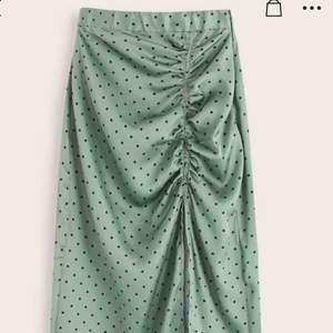 Super fin kjol som är helt oanvänd då den tyvärr var för liten, buda gärna!💗 (obs! mörkare grön än vad första bilden visar)