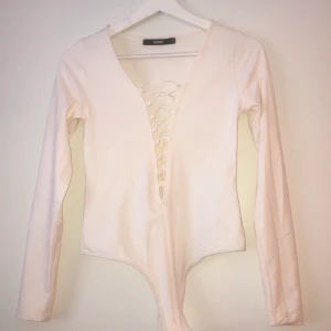 Vit body med urringning  - Vit body med urringning Stl S , använd ca 2-3ggr 