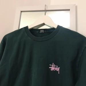 Oversized tröja med print - Superskön och snygg grön tröja med rosa print! Nästan helt oanvänd, så den är som ny!