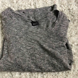 Stickad tröja - Stickad tröja från Gina tricot. Den är väldigt mjuk och skön med trumpet ärmar. Storlek XS men passar mig med storlek S. Kom med bud