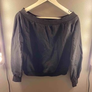  - För liten off-shoulder tröja från ginatricot