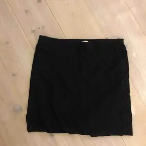 Säljer denna sjukt snygga, tighta svarta kjolen från H&M som man bara måste ha i sin garderob ju! 🥰 Fint skick!!😊 Kramis