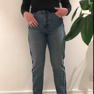 Monkijeans  - Dessa var mina favoriter länge! Stentvättade jeans med slitningar från Monki❣️Älskar dem så mycket men har tyvärr vuxit ur dem. Bra skick utan slitningar/hål/fläckar. Köpta för 400kr men de säljs inte längre