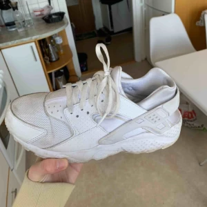  - Säljer mina Nike hurache skor i storlek 38. Väl använda. Köpta i usa förra sommaren. 