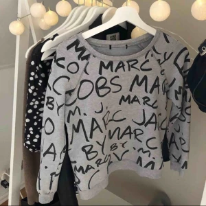  - Grå sweatshirt  Normalt skick Sparat vatten: ca 4000 liter Sparat CO2: ca 3,5 kg