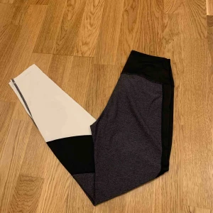  - Träningstights från H&M! Är i fint skick och är sparsamt använda! Köparen står för frakt
