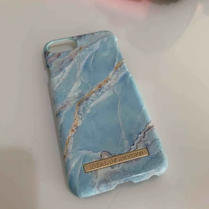  - Iphone fodral från iDeal of Sweden till 7 Blå marmor ren o fin en jätte liten spricka på nedre delen av fodralen. 