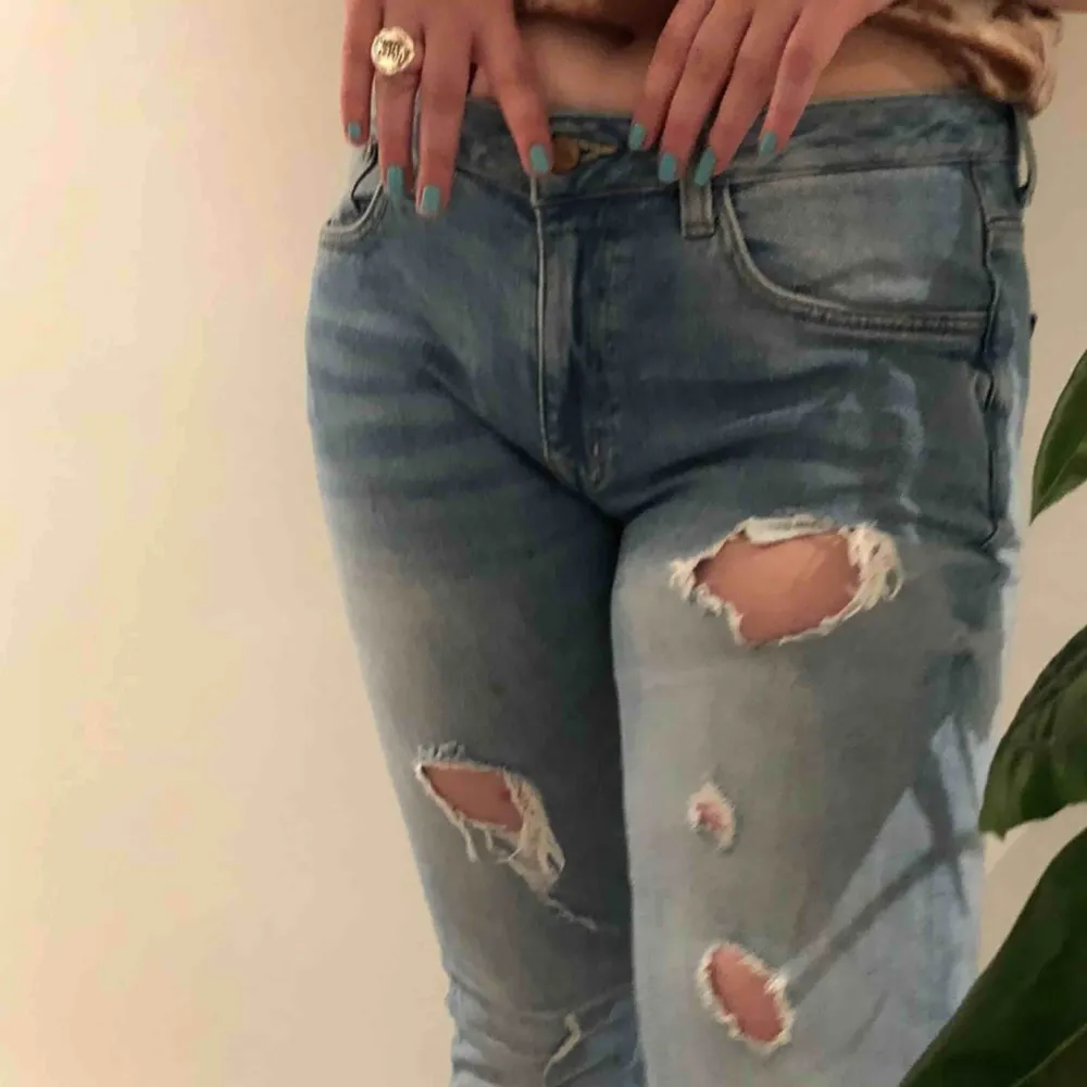 Döfräna boyfriend jeans från Crocker🤩 lågmidjade (obvi) med slitningar o hål. Skriv för fler bilder eller mått!. Jeans & Byxor.