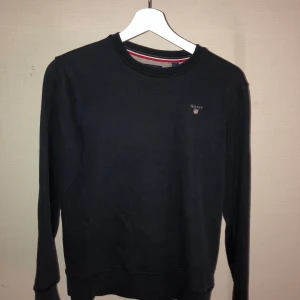 Gant tröja 158/164 - Gant tröja som passa mindre smal. Knappt använd eftersom den är liten skick 9/10. Både tjejer och kille kan använda den.