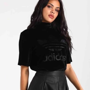  - Helt ny svart topp från nike i sammet,premium. Slutsåld! Fri frakt! Passar xs/s