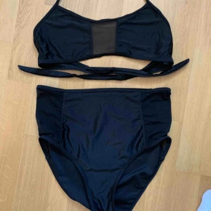  - Bikini med mesh detaljer. Hög trosa. Svart. Använd ett fåtal gånger. Givetvis tvättad. 