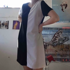  - Boxy svartvit klänning köpt på stadsmissionen. Okänt märke och storlek då den troligen är hemmasydd, men är rak i formen och lite oversized på mig som e 38/40. Ball klänning som passar till de mesta. 100% polyester.