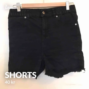  - Dessa var ett par vanliga jeans men gjordes om av den tidigare ägaren.  Jag skulle säga att dessa är M men det står på lappen att dom är L (antar att dom har krympt i tvätten) 